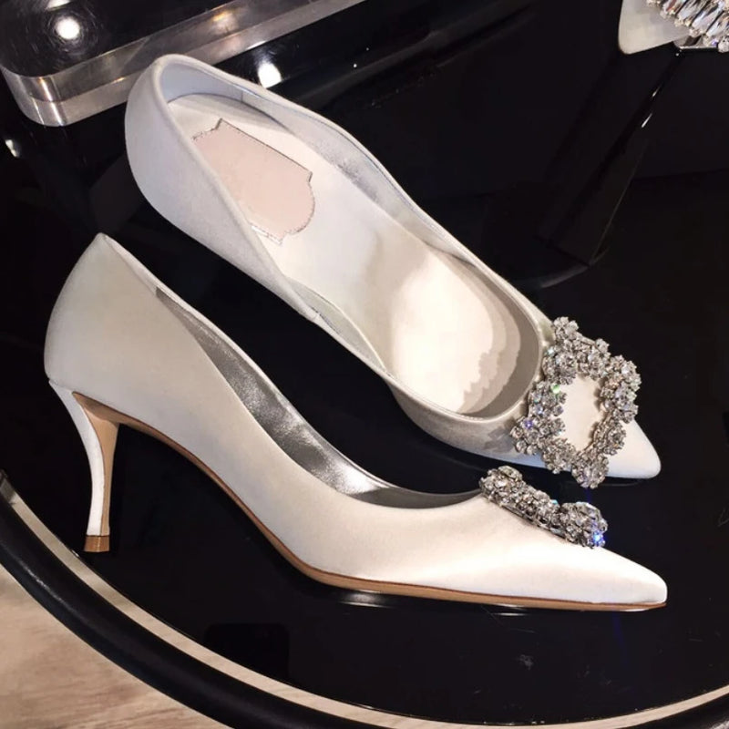 Luxo strass apontou toe salto stiletto feminino cetim.