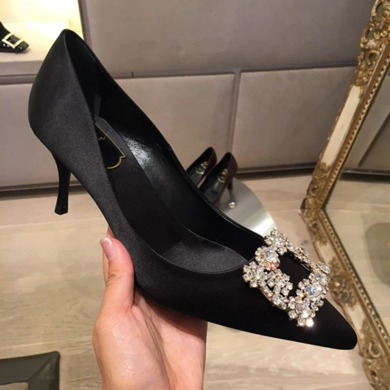 Luxo strass apontou toe salto stiletto feminino cetim.