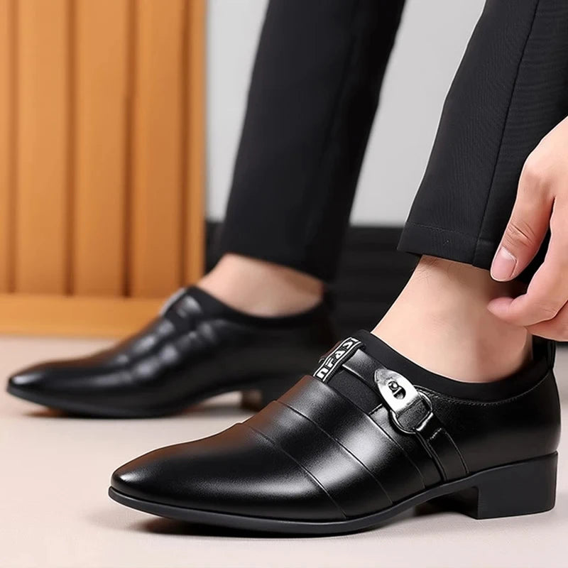 Sapatos de couro para homens deslizamento em oxfords.